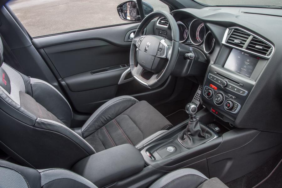 Интерьер DS 4 Performance Line 2016 года  (фото 15 из 26)